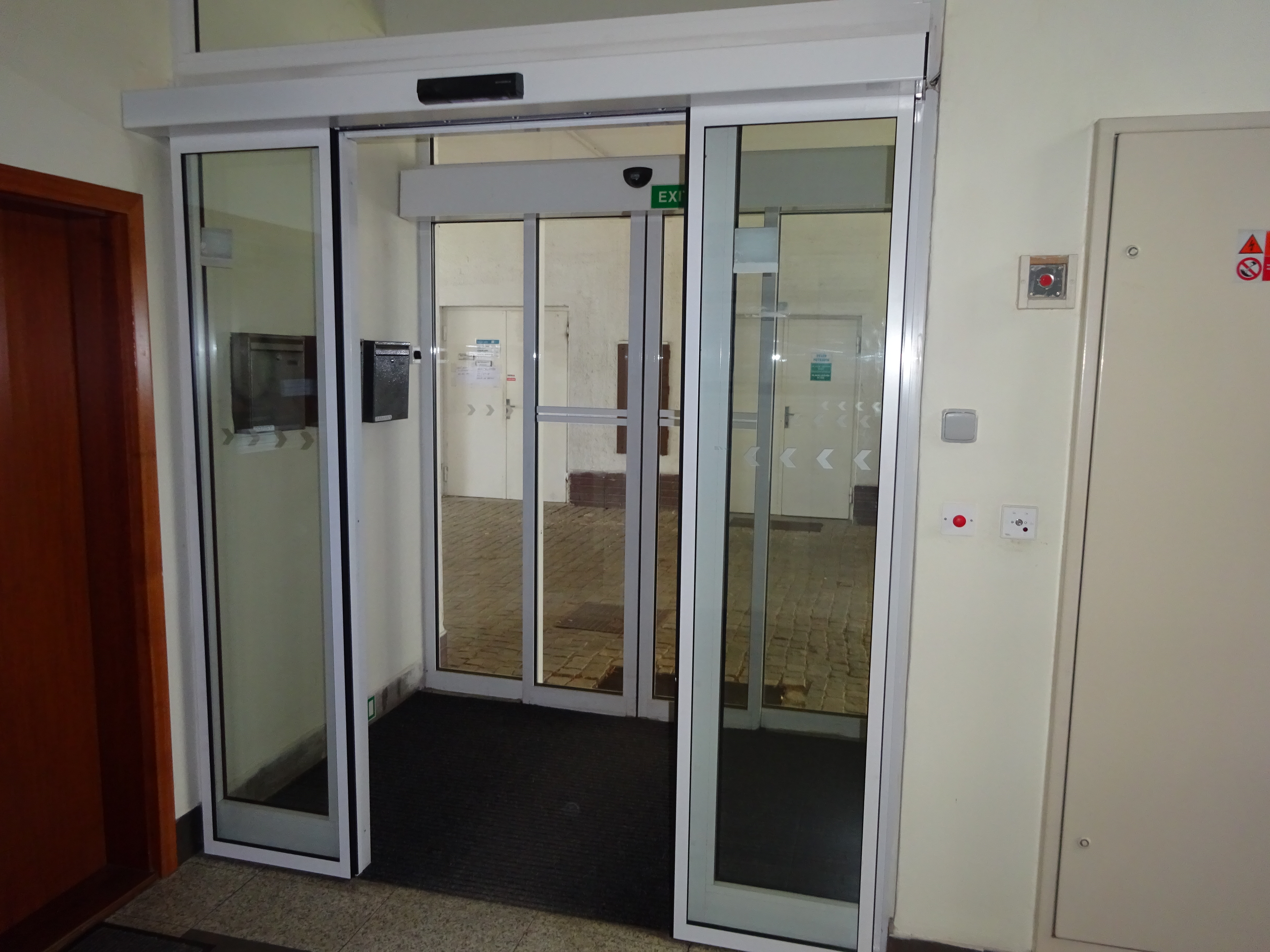 Výměna vstupních vnitřních automatických dveří v budově ředitelství